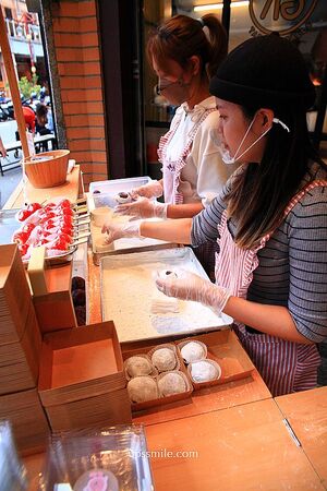 ▲▼大稻埕美食「路力草莓大福」，迪化街神級好吃草莓大福、草莓糖葫蘆。（圖／部落客萍子提供）