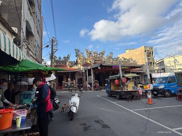 ▲▼將軍區在地美食「馬沙溝吳家蚵嗲」，開業四十年的老攤炸蚵嗲！肉嗲鋪烤肉片超特別。（圖／部落客台南好Food遊提供）
