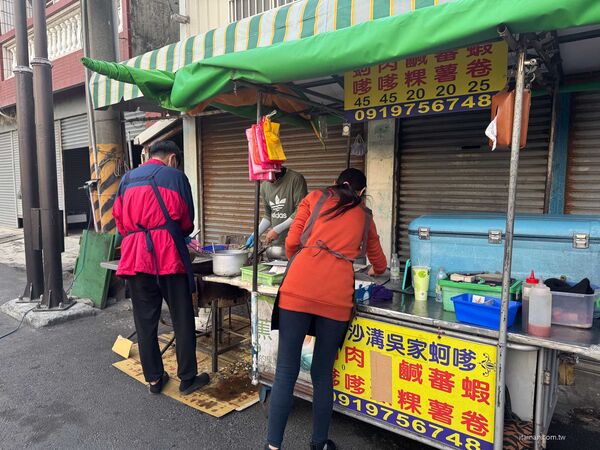 ▲▼將軍區在地美食「馬沙溝吳家蚵嗲」，開業四十年的老攤炸蚵嗲！肉嗲鋪烤肉片超特別。（圖／部落客台南好Food遊提供）