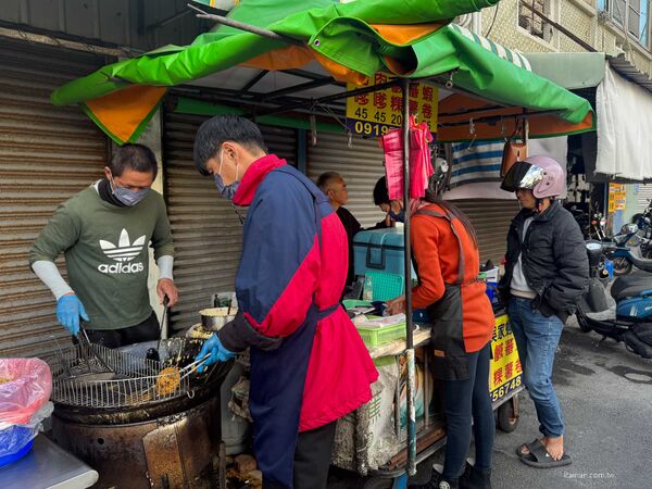▲▼將軍區在地美食「馬沙溝吳家蚵嗲」，開業四十年的老攤炸蚵嗲！肉嗲鋪烤肉片超特別。（圖／部落客台南好Food遊提供）