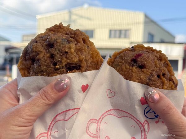 ▲▼將軍區在地美食「馬沙溝吳家蚵嗲」，開業四十年的老攤炸蚵嗲！肉嗲鋪烤肉片超特別。（圖／部落客台南好Food遊提供）