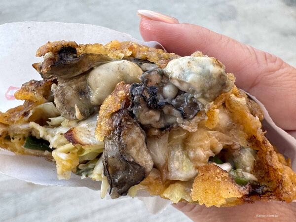 ▲▼將軍區在地美食「馬沙溝吳家蚵嗲」，開業四十年的老攤炸蚵嗲！肉嗲鋪烤肉片超特別。（圖／部落客台南好Food遊提供）