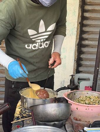 ▲▼將軍區在地美食「馬沙溝吳家蚵嗲」，開業四十年的老攤炸蚵嗲！肉嗲鋪烤肉片超特別。（圖／部落客台南好Food遊提供）