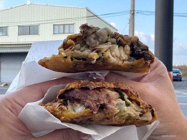 ▲▼將軍區在地美食「馬沙溝吳家蚵嗲」，開業四十年的老攤炸蚵嗲！肉嗲鋪烤肉片超特別。（圖／部落客台南好Food遊提供）