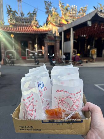 ▲▼將軍區在地美食「馬沙溝吳家蚵嗲」，開業四十年的老攤炸蚵嗲！肉嗲鋪烤肉片超特別。（圖／部落客台南好Food遊提供）