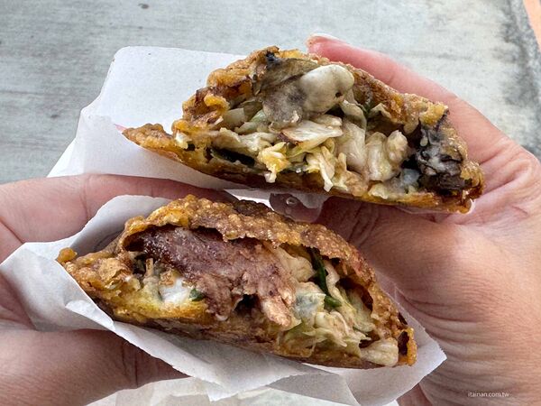 ▲▼將軍區在地美食「馬沙溝吳家蚵嗲」，開業四十年的老攤炸蚵嗲！肉嗲鋪烤肉片超特別。（圖／部落客台南好Food遊提供）