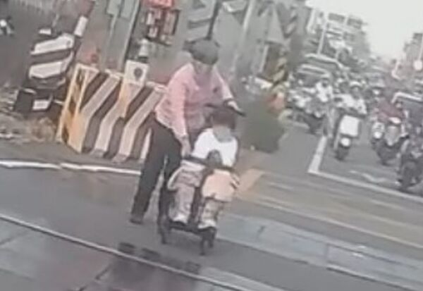 ▲彰化市永安街平交道嬤孫娃娃車疑卡平交道。（圖／翻攝自threads／r881709提供）