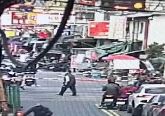 ▲嬤孫推著娃娃車疑似卡平交道。（圖／民眾提供）