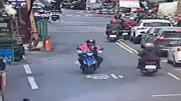 ▲嬤孫推著娃娃車疑似卡平交道。（圖／民眾提供）