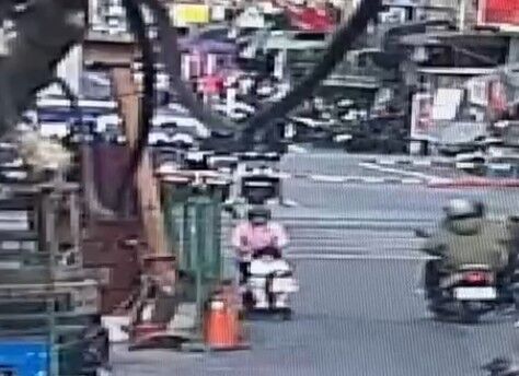 ▲嬤孫推著娃娃車疑似卡平交道。（圖／民眾提供）