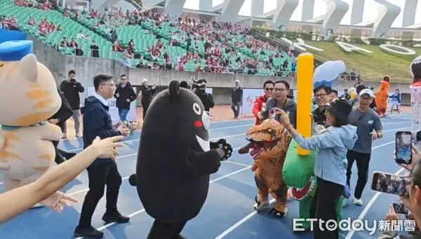 ▲高雄市長陳其邁在趣味競賽遊戲中，交棒給邱議瑩。（圖／記者吳世龍攝）