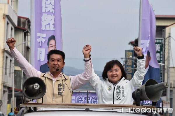 ▲許智傑今日在林園車掃。（圖／記者許宥孺翻攝）