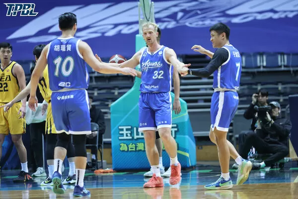 ▲高雄全家海神、新北中信特攻，克力斯、胡瓏貿、布里茲克。（圖／TPBL提供）