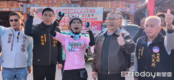 ▲陳亭妃鐵馬行動第7天重返北門、將軍、七股，沿途受到鄉親熱情歡迎。（記者林東良翻攝，下同）