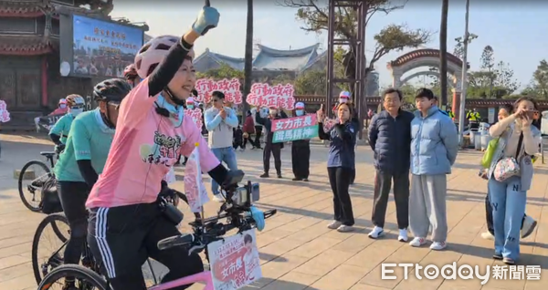 ▲陳亭妃鐵馬行動第7天重返北門、將軍、七股，沿途受到鄉親熱情歡迎。（記者林東良翻攝，下同）