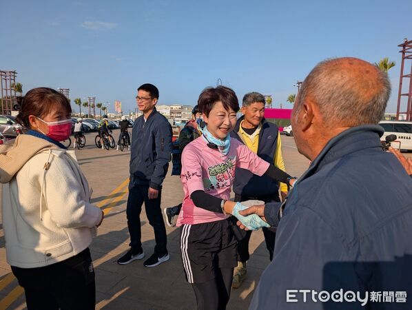 ▲陳亭妃鐵馬行動第7天重返北門、將軍、七股，沿途受到鄉親熱情歡迎。（記者林東良翻攝，下同）