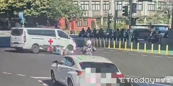 ▲▼騎士禮讓救護車，後方重機騎士未注意撞摔又撞救護車。（圖／記者邱中岳翻攝）
