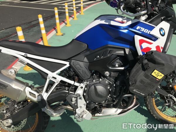 ▲▼騎士禮讓救護車，後方重機騎士未注意撞摔又撞救護車。（圖／記者邱中岳翻攝）