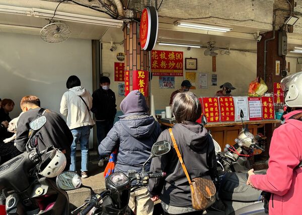 ▲▼三重美食「朱記花枝羹」，早餐吃一套炒米粉＋花枝羹推薦。（圖／部落客陳小可提供）