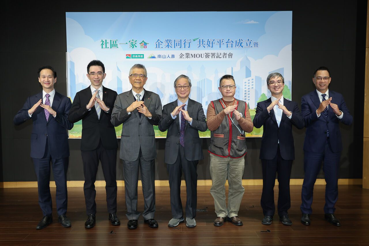 ▲▼「社區一家，企業同行」共好平台今日宣佈成立，南山人壽為首家響應企業，現場多位貴賓蒞臨。（左起信義房屋顧問謝英哲、 信義房屋董事長周耕宇、社區一家發起人暨信義企業。（圖／信義房屋提供）