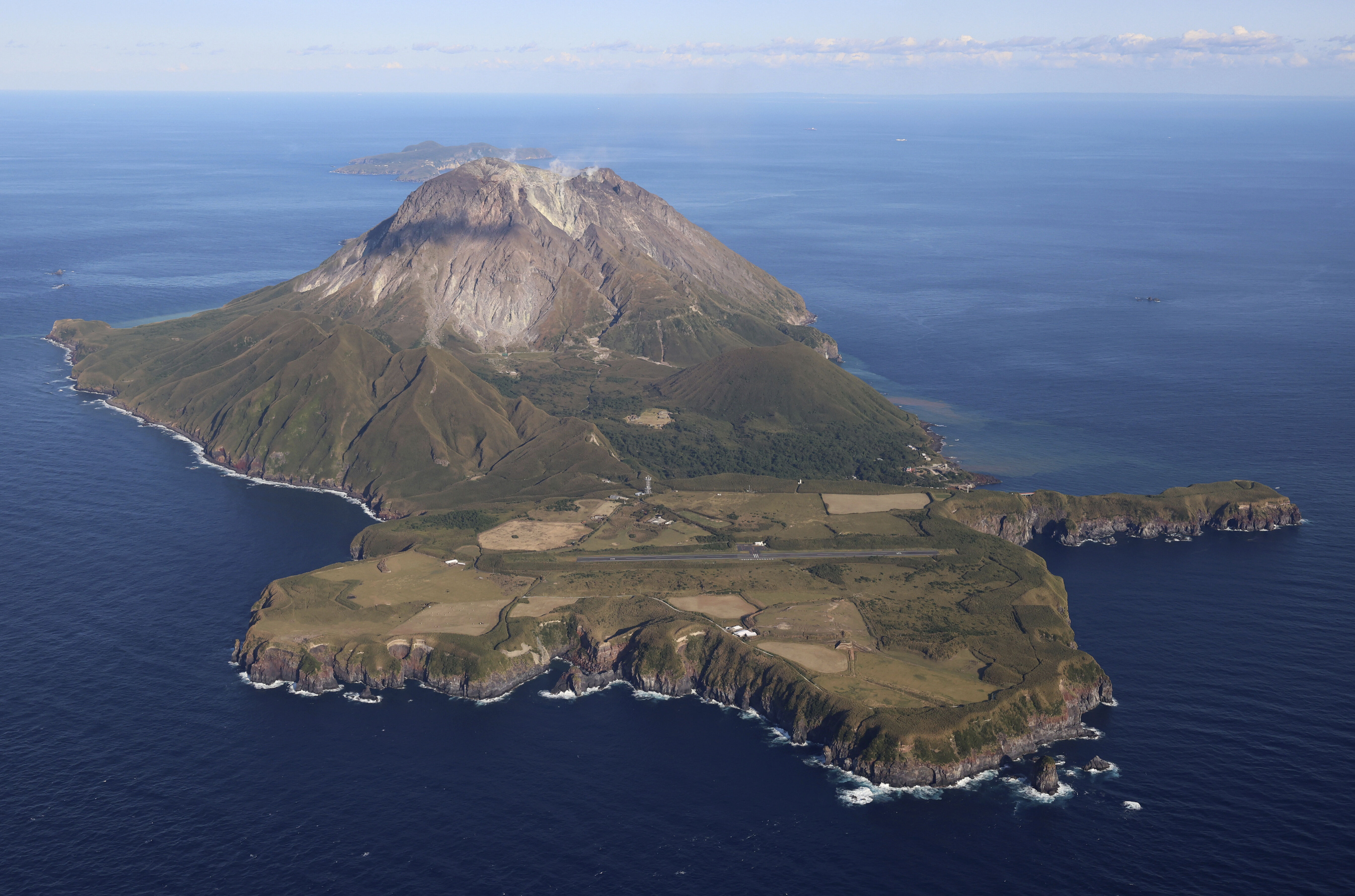 ▲▼行政區劃上隸屬於日本東京都小笠原村的硫磺島。（圖／達志影像／美聯社）