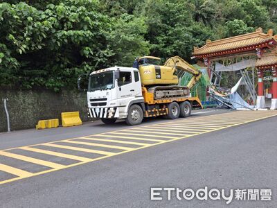 太魯閣牌樓又被撞！拖板車猛撞施工平台垮了　太管處將求償