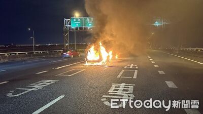 國3北上5車連撞「2輛火燒車」！2女受傷送醫