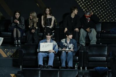 金唱片/偶像埋頭苦寫!趙雨凡、ZB1、ATEEZ好忙 仔細看是繁中告白