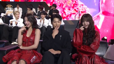 金唱片／許光漢夾在兩大女神中間！咬唇羞跳「嗯嗯～」　3萬人瘋掉