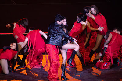 金唱片／女王來了！Jennie剩細肩Bra　火辣貼身熱舞「他」萬人嗨翻