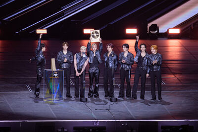 金唱片／宋仲基頒給Stray Kids專輯大賞！　方燦澳洲腔雙聲道致謝