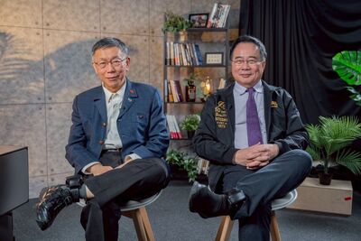 柯文哲、蔡正元同框　一起翹腳秀出「電子腳鐐」