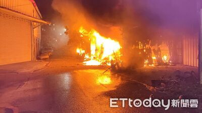 台中太平區倉庫回收物起火狂燒　60警消衝現場灌救