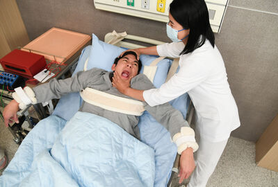 台八男神送醫「被綁起來電療」下戲秒斷電　家中女生宿舍現況曝光