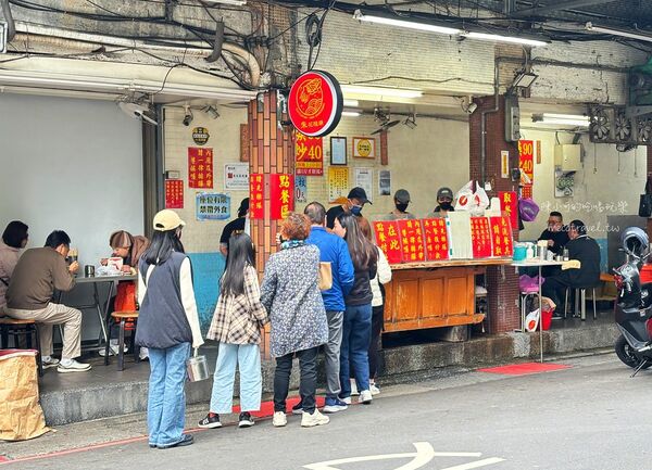 ▲▼三重美食「朱記花枝羹」，早餐吃一套炒米粉＋花枝羹推薦。（圖／部落客陳小可提供）