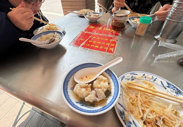 ▲▼三重美食「朱記花枝羹」，早餐吃一套炒米粉＋花枝羹推薦。（圖／部落客陳小可提供）