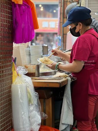 ▲▼三重美食「朱記花枝羹」，早餐吃一套炒米粉＋花枝羹推薦。（圖／部落客陳小可提供）