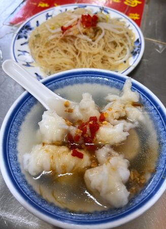 ▲▼三重美食「朱記花枝羹」，早餐吃一套炒米粉＋花枝羹推薦。（圖／部落客陳小可提供）