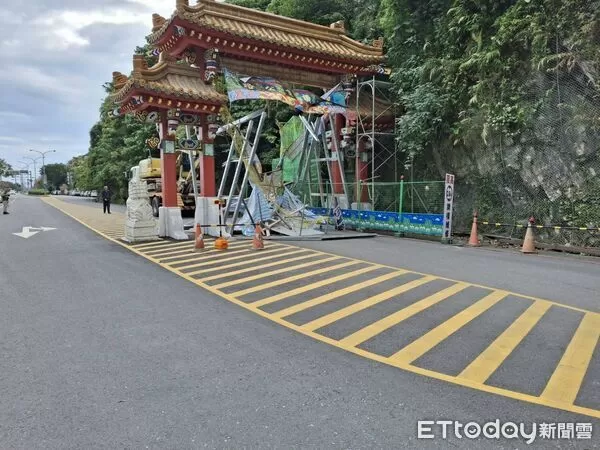 ▲太管處赴現場勘查，發現牌樓施工架遭撞擊後呈八字型，牌樓是否受損尚待詳細檢視。（圖／太管處提供，下同）