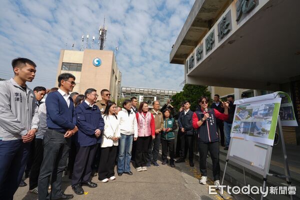 ▲行政院長卓榮泰（前排中）十日前往雲林縣元長鄉，現地視察樂活運動館預定興建基地，聽取簡報。（圖／記者游瓊華翻攝）