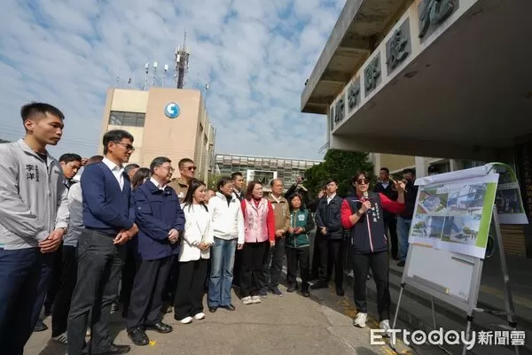▲行政院長卓榮泰（前排中）十日前往雲林縣元長鄉，現地視察樂活運動館預定興建基地，聽取簡報。（圖／記者游瓊華翻攝）