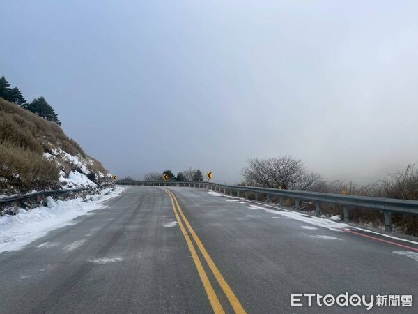 ▲▼受強烈大陸冷氣團影響，合歡山高海拔路段入夜恐結冰，翠峰至大禹嶺路段預警封閉，車輛只出不進。（圖／公路局提供，下同）