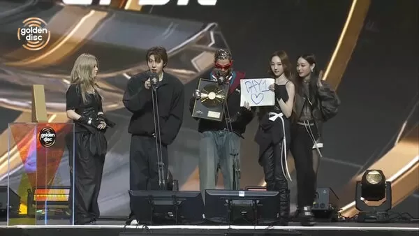 ▲▼金唱片／ALLDAY PROJECT髮型前衛！仔細一看⋯粉絲嚇歪：密集恐懼勿看。（圖／Disney+提供）