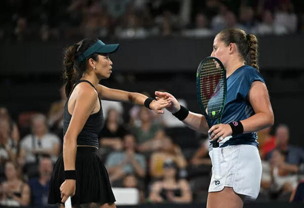 ▲謝淑薇新年首戰與拉脫維亞名將奧斯塔朋科（Jelena Ostapenko）在布里斯本女網女雙封后。（圖／路透）