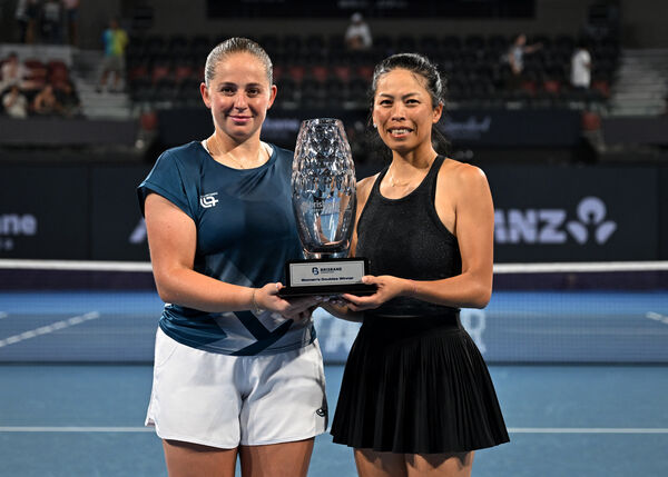 ▲謝淑薇新年首戰與拉脫維亞名將奧斯塔朋科（Jelena Ostapenko）在布里斯本女網女雙封后。（圖／路透）