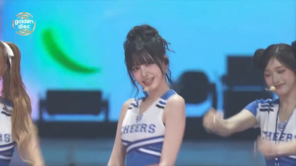 ▲▼▲▼金唱片／大巨蛋最狂啦啦隊！IVE動員22位舞者「拋兩層樓高」超震撼（圖／翻攝自Disney+）