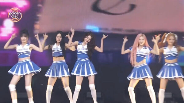 ▲▼▲▼金唱片／大巨蛋最狂啦啦隊！IVE動員22位舞者「拋兩層樓高」超震撼（圖／翻攝自Disney+）
