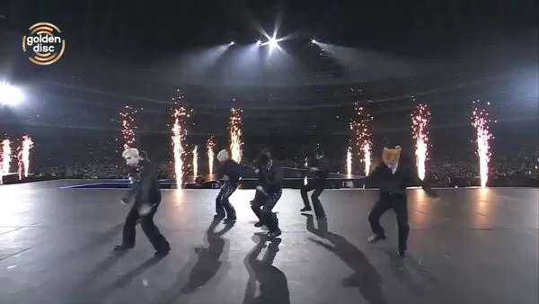 ▲Stray Kids唱一半脫了！「精壯六塊肌、胸肌」3萬人暴動噴鼻血 。（圖／翻攝自Disney+）