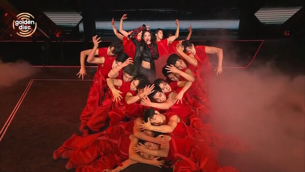 ▲▼ 金唱片／女王來了！Jennie剩細肩Bra　火辣貼身熱舞「他」萬人嗨翻。（圖／Disney+提供）