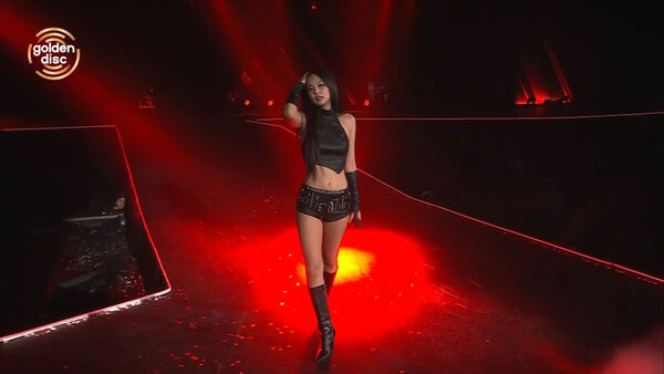 ▲▼ 金唱片／女王來了！Jennie剩細肩Bra　火辣貼身熱舞「他」萬人嗨翻。（圖／Disney+提供）